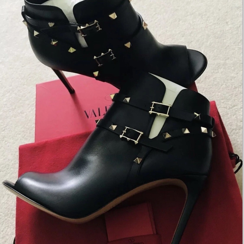 Valentino Garavani Black Elegant rockstud Ankle boots Size 41 Originally 1800US$